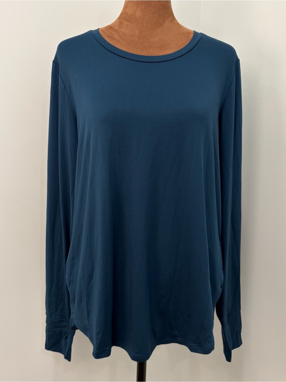 We Wander Women's Long Sleeve Tazia Tulip Hem Performance Tee - Blue